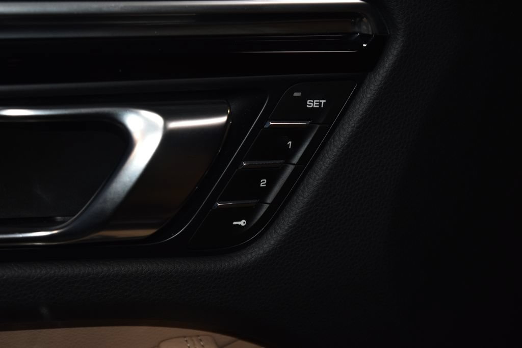 Certified 2025 Porsche Macan AWD/4WD image 7