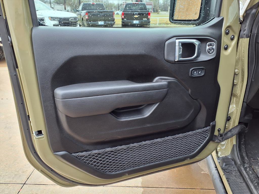 Used 2025 Jeep Gladiator Rubicon AWD/4WD image 16