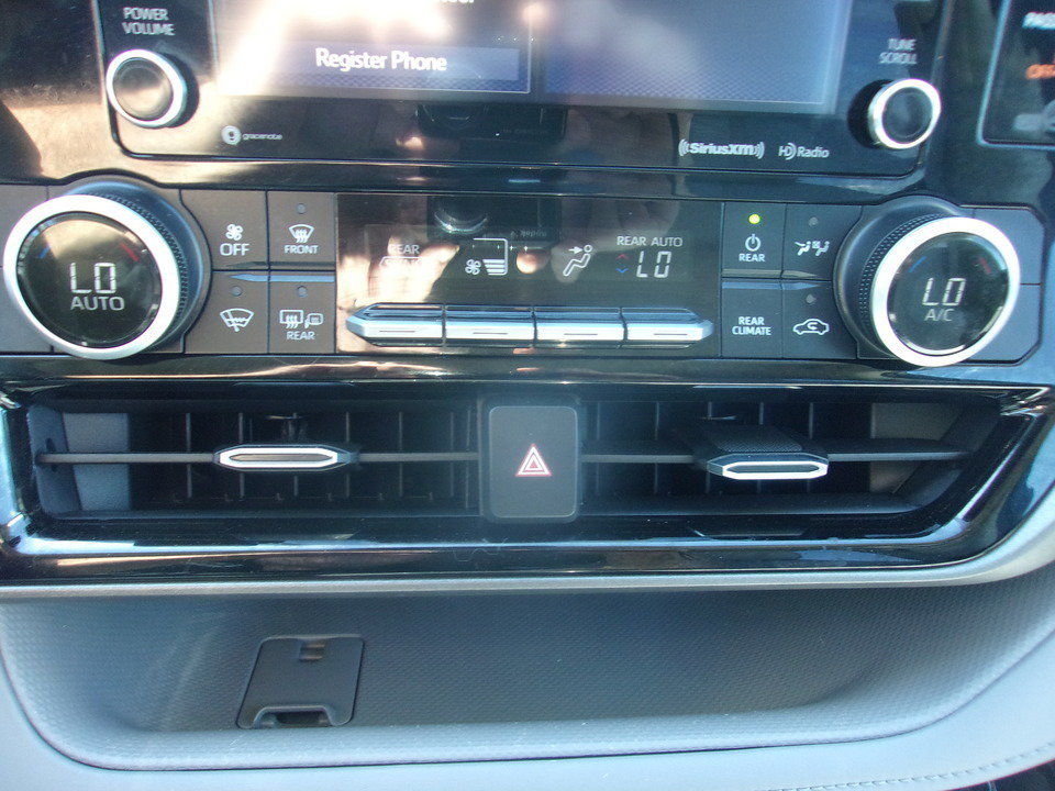 Used 2020 Toyota Highlander LE AWD/4WD image 22