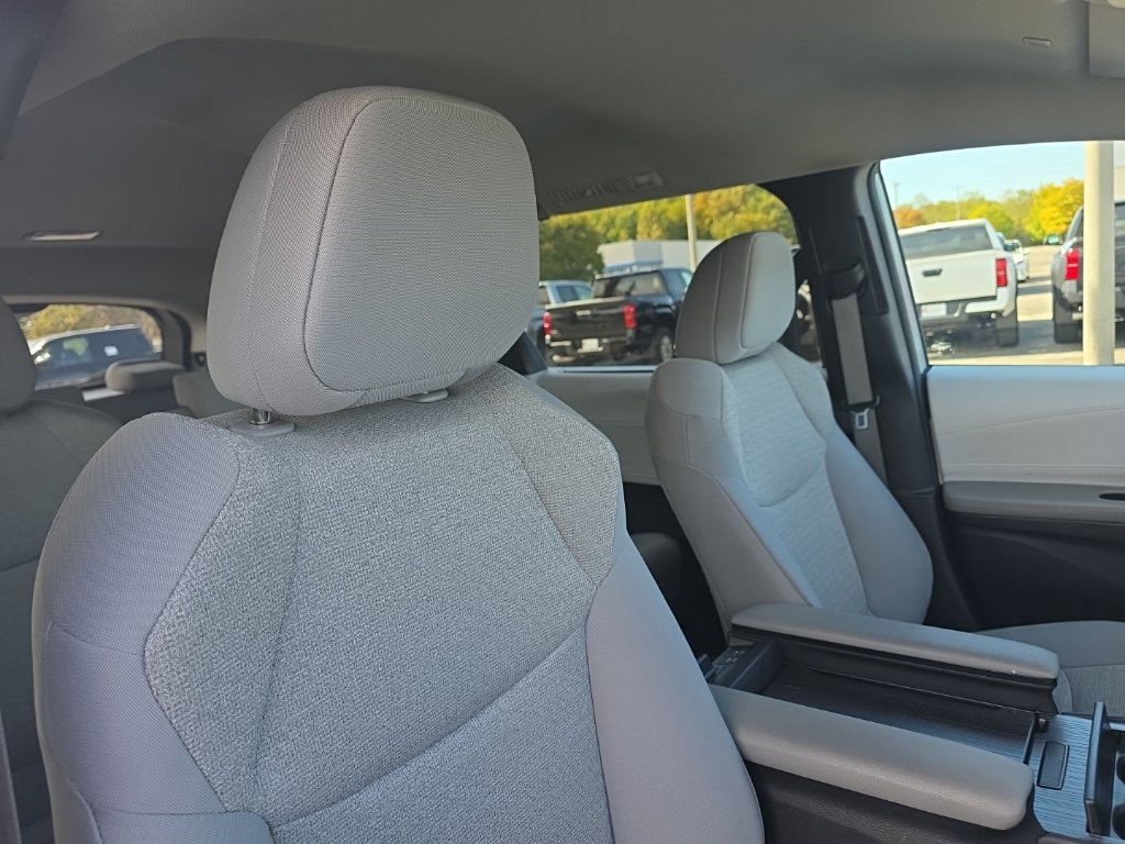 Certified 2025 Toyota Sienna LE FWD image 10