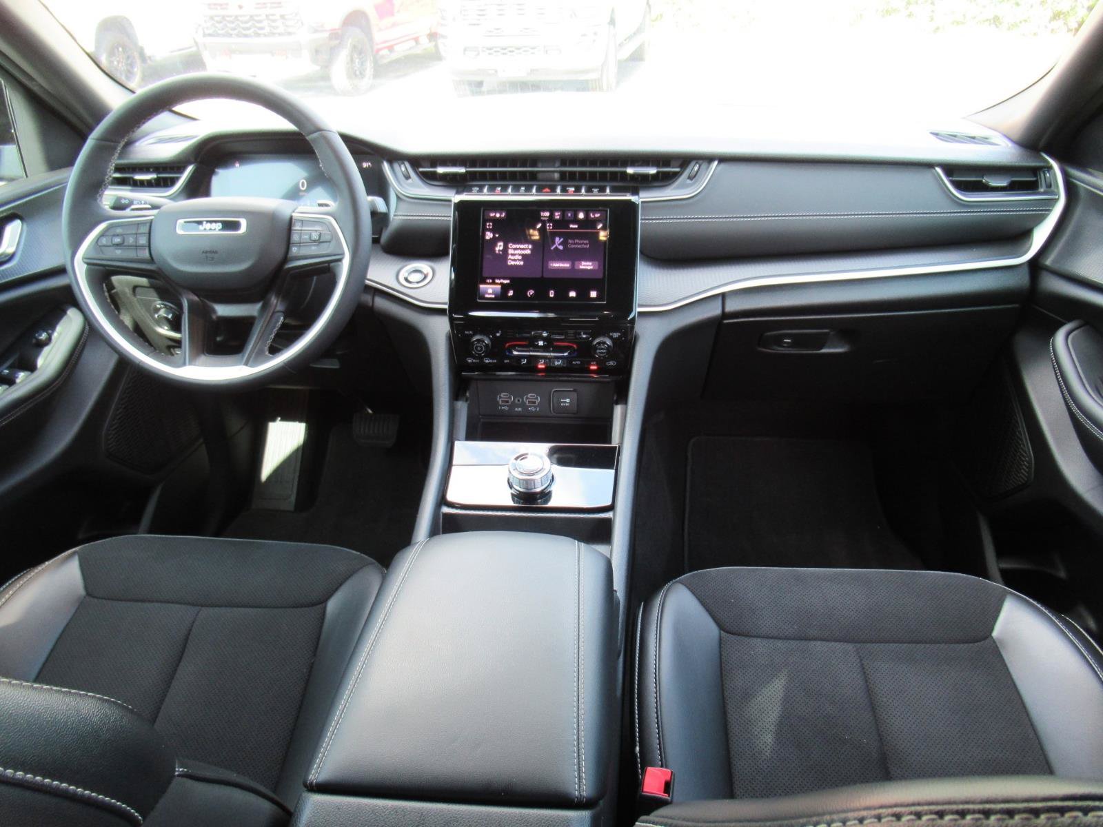 Used 2025 Jeep Grand Cherokee L Laredo RWD image 13
