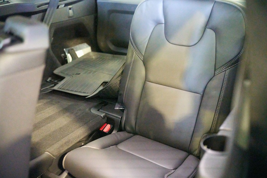 New 2025 Volvo XC90 B6 Ultra w/ Lounge Package image 16
