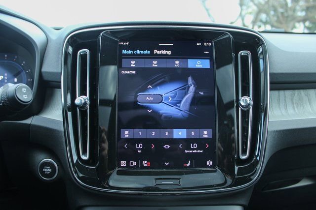 Used 2025 Volvo XC40 B5 Plus image 21