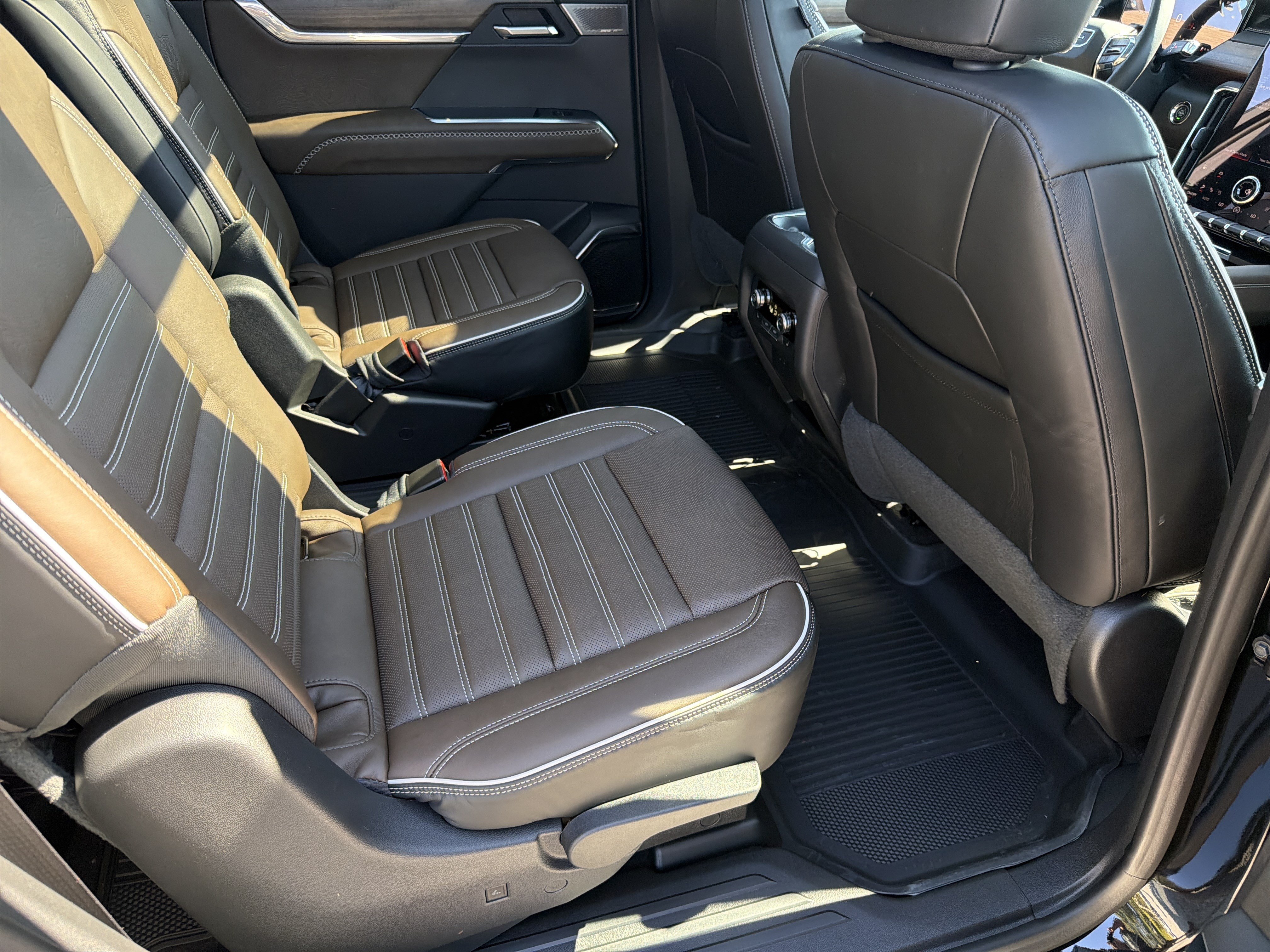 New 2027 GMC Acadia Denali Ultimate w/ LPO, Floor Liner Package AWD/4WD image 16