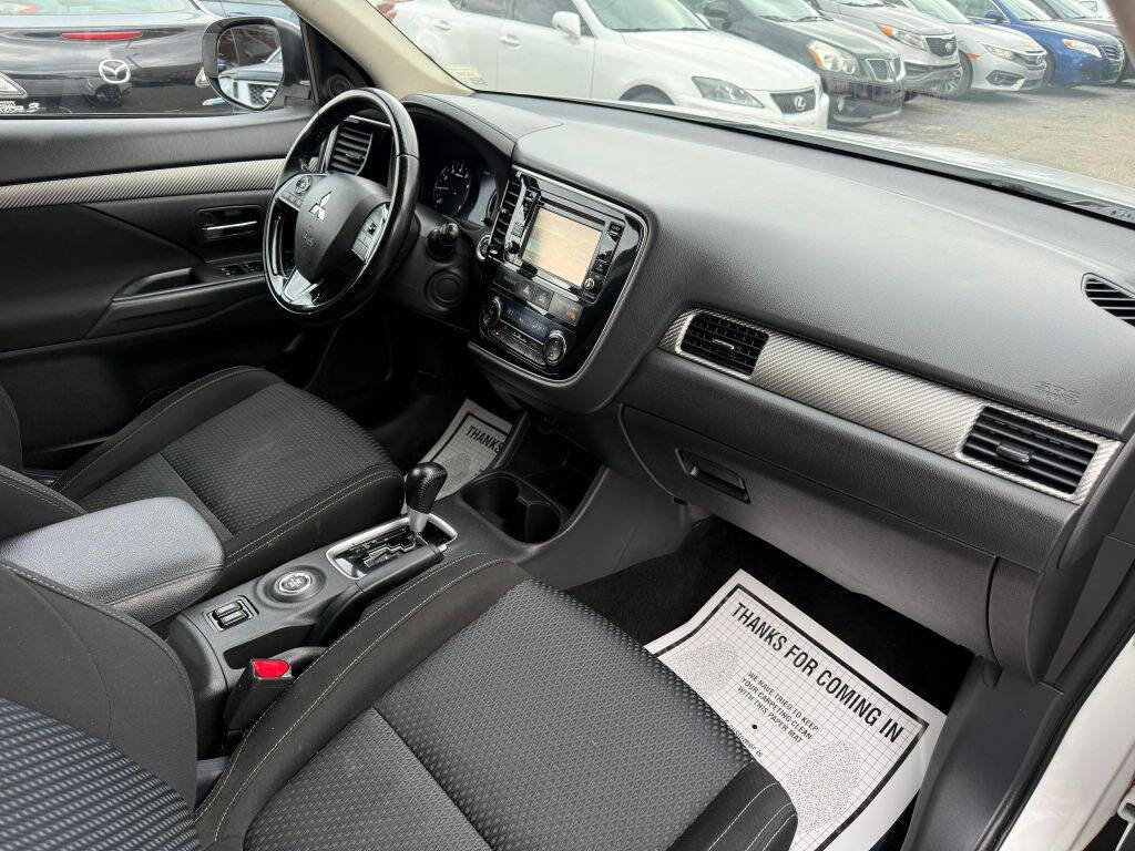 Used 2016 Mitsubishi Outlander SE image 22