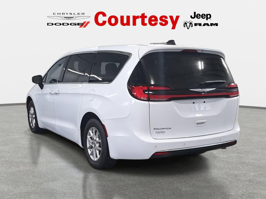 Certified 2024 Chrysler Pacifica Touring image 5