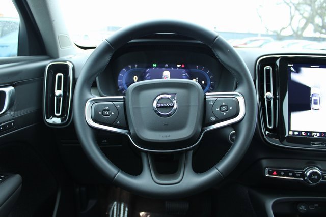 Used 2025 Volvo XC40 B5 Plus image 25