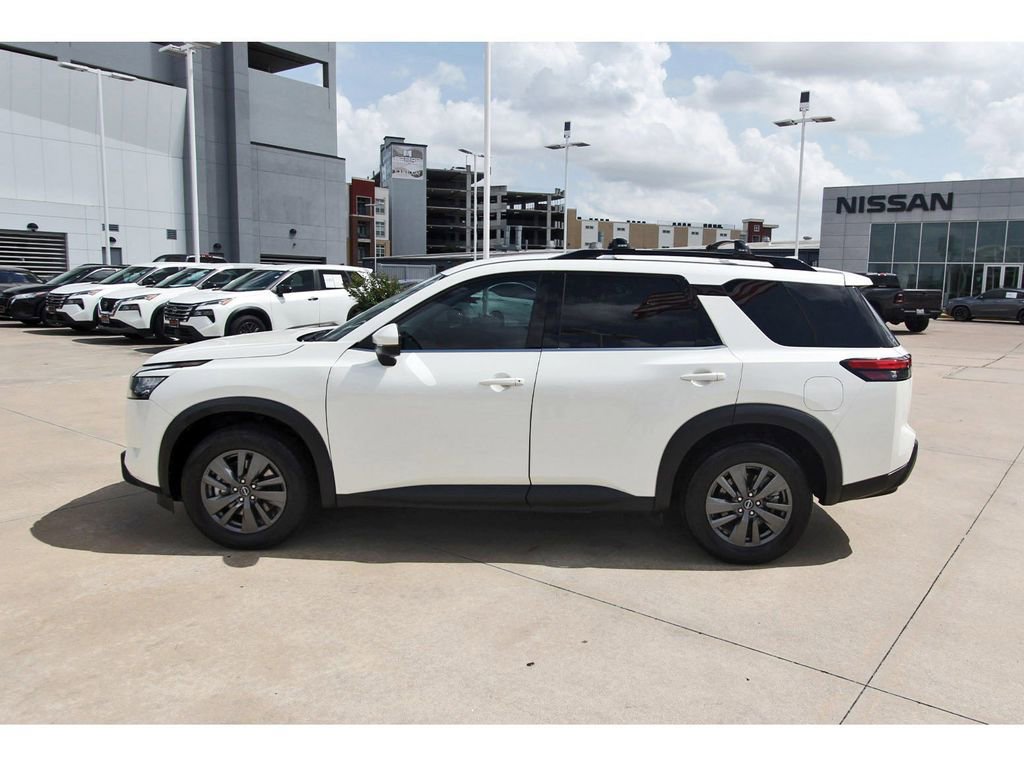 Used 2023 Nissan Pathfinder SV image 3