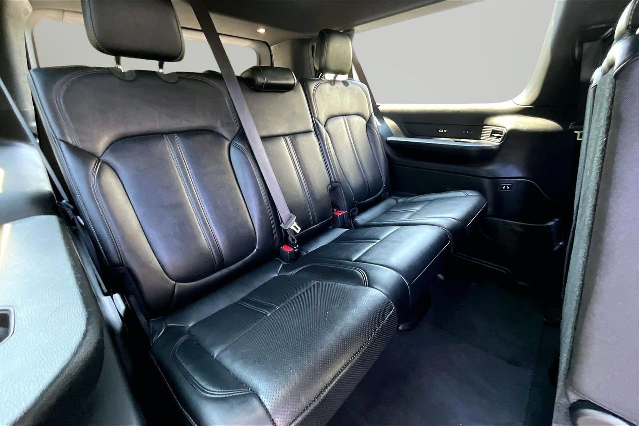 Certified 2024 Jeep Wagoneer L Series II w/ Flexible Seating Group AWD/4WD image 23