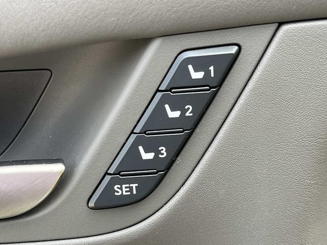 Used 2019 Lexus LX 570 4WD w/ Luxury Package image 32