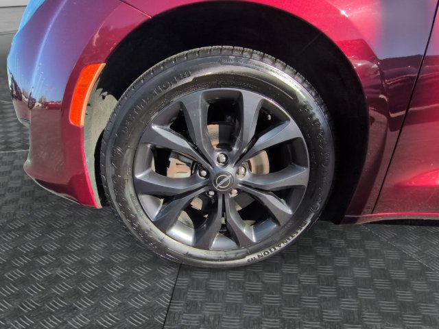 Used 2018 Chrysler Pacifica Touring Plus w/ S Appearance Package FWD image 13