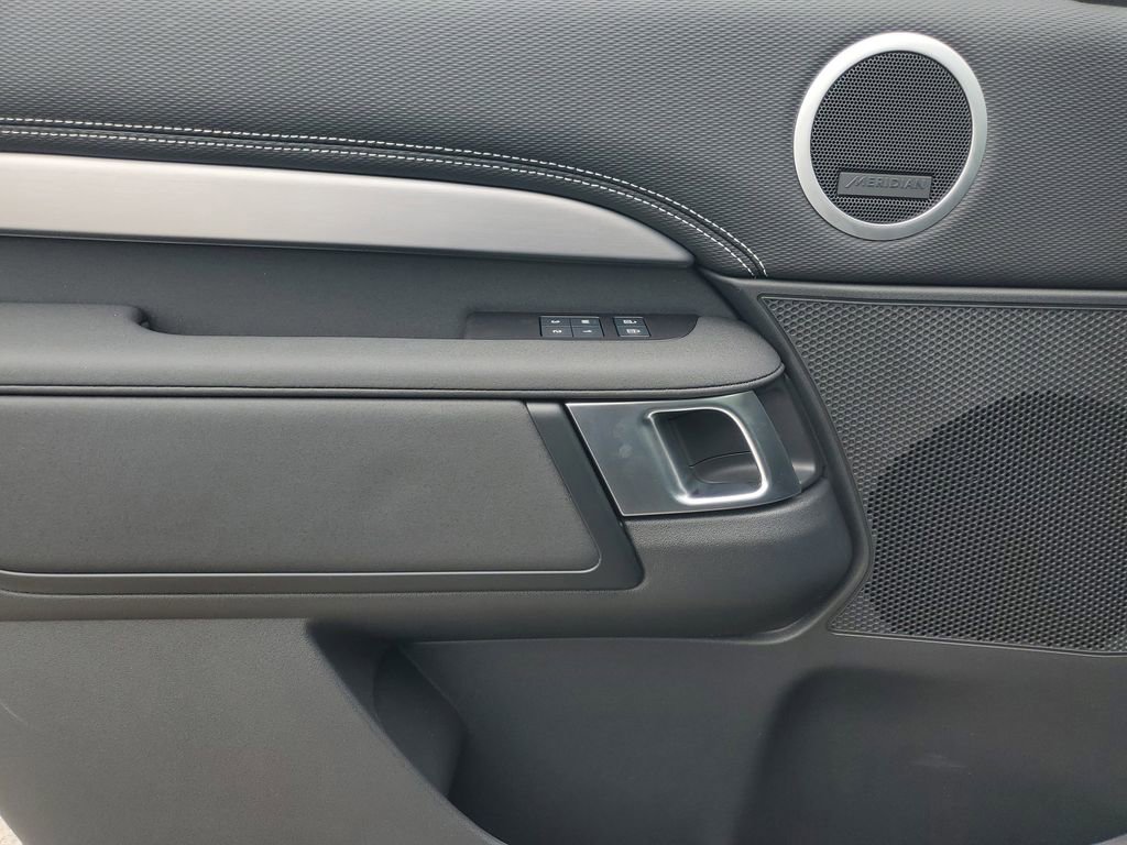 New 2025 Land Rover Discovery Dynamic SE image 10