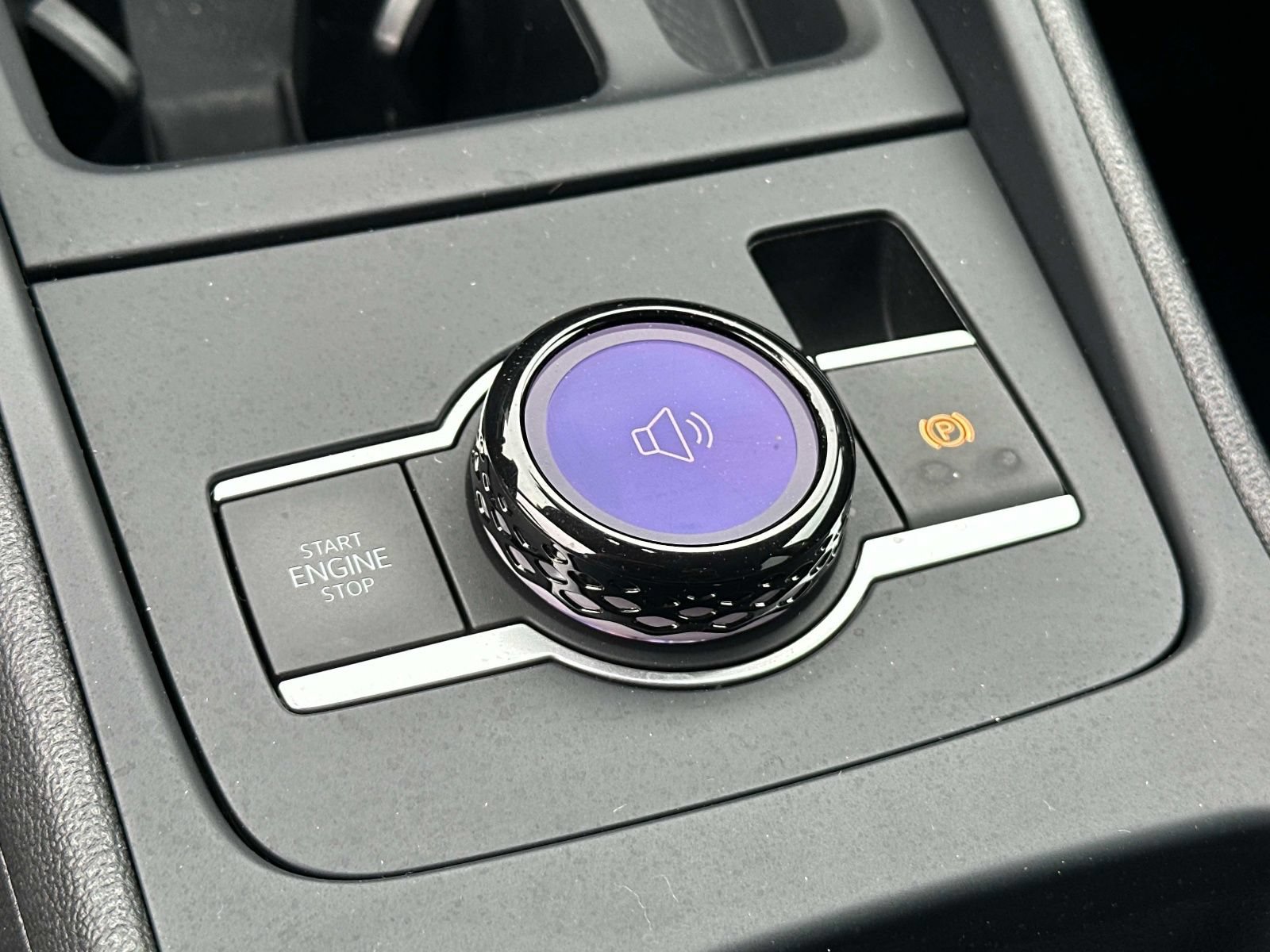Certified 2025 Volkswagen Tiguan SE FWD image 20
