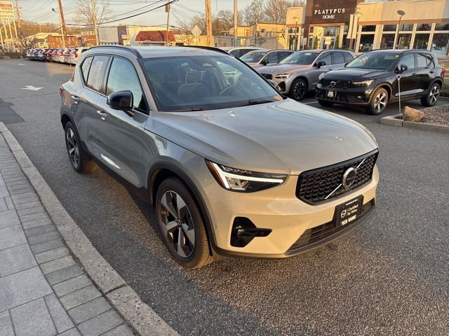 Used 2025 Volvo XC40 B5 Plus AWD/4WD image 7