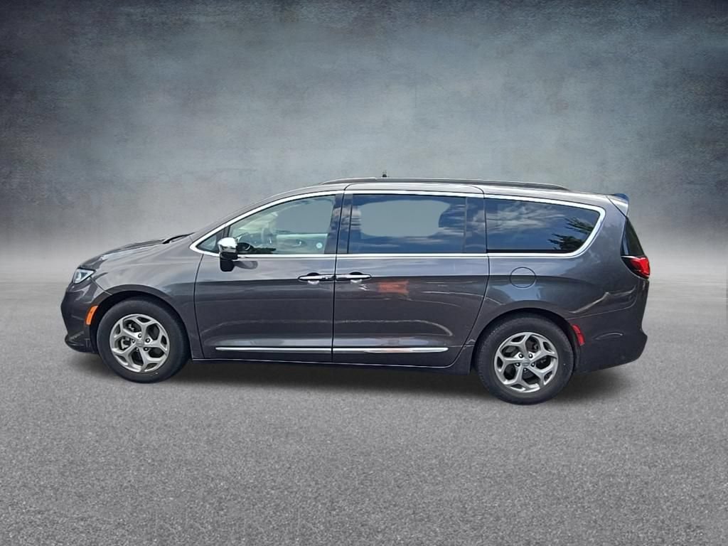 Used 2023 Chrysler Pacifica Limited FWD image 4