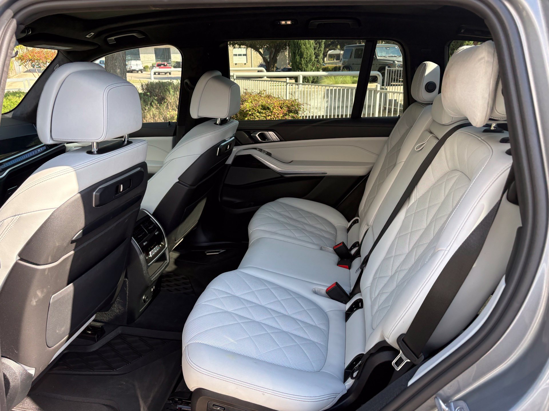 Used 2023 BMW X7 xDrive40i w/ M Sport Package AWD/4WD image 7
