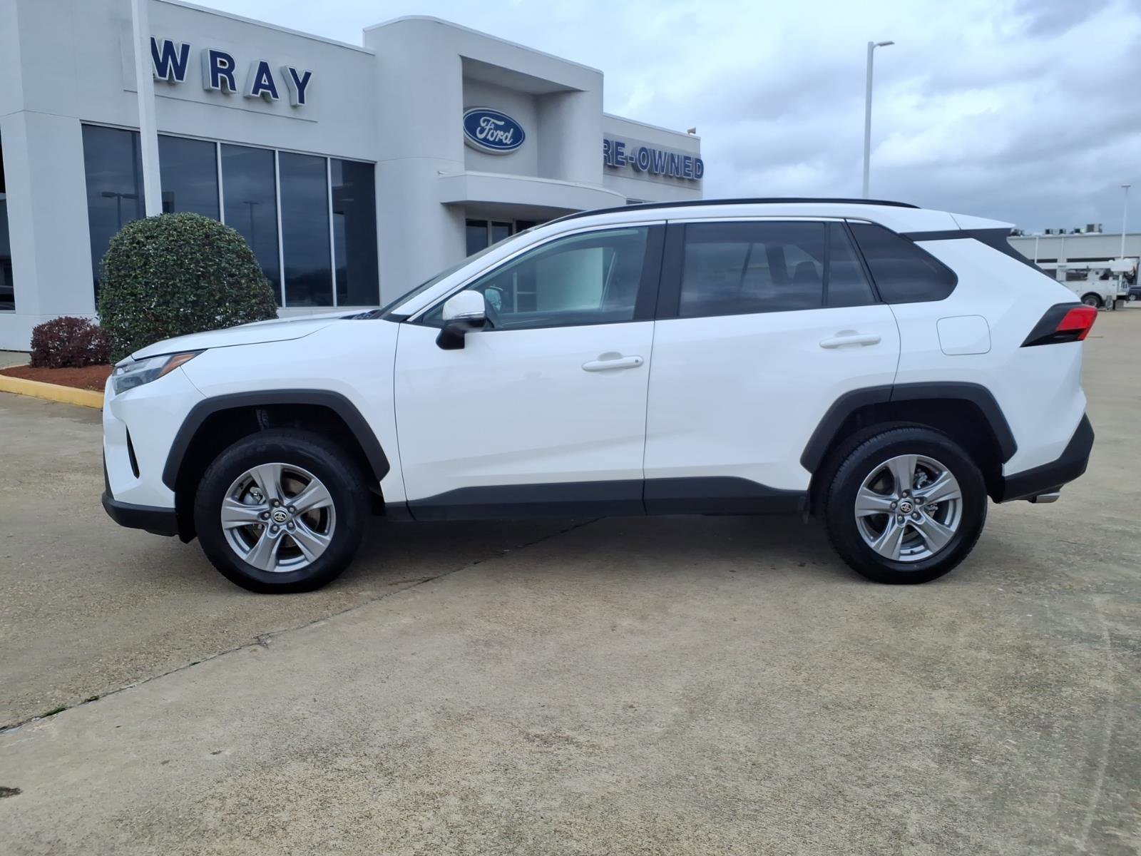 Used 2024 Toyota RAV4 XLE FWD image 2