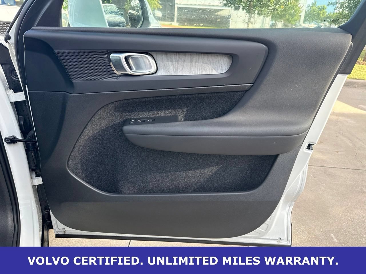Certified 2025 Volvo XC40 B5 Plus AWD/4WD image 9
