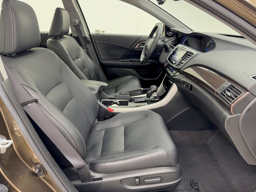 Used 2017 Honda Accord Touring image 30