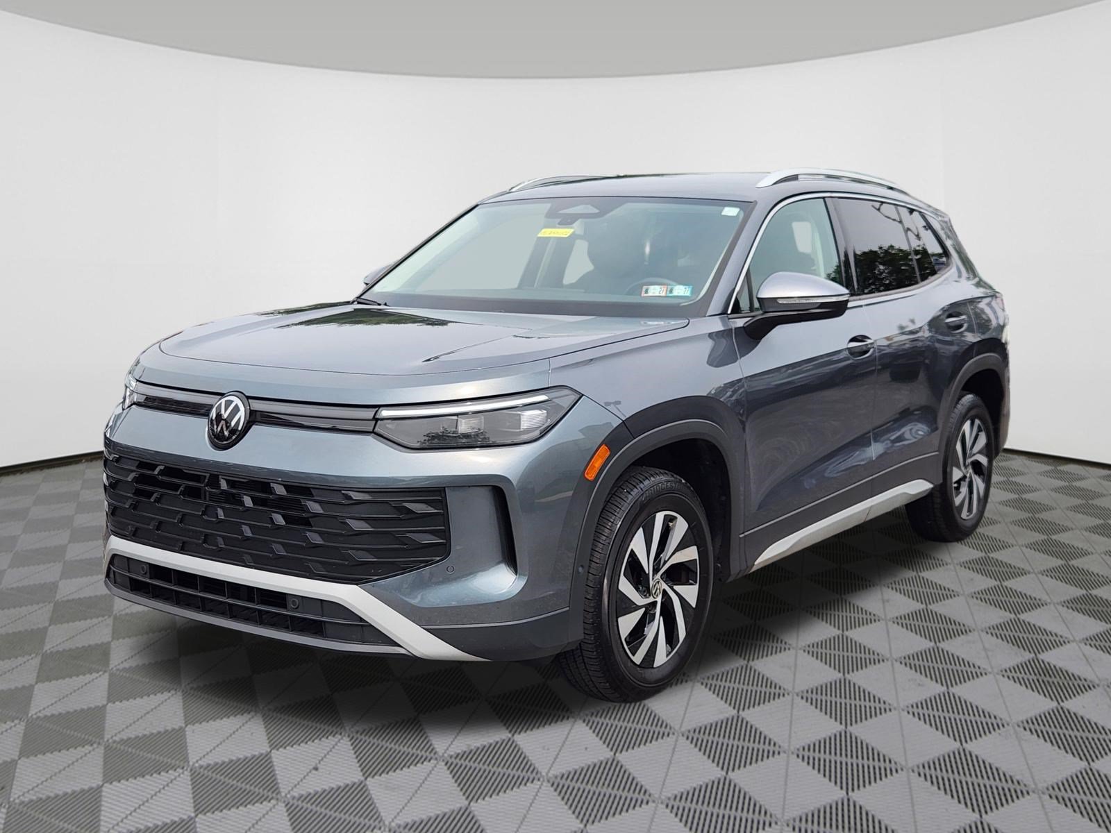 Used 2025 Volkswagen Tiguan S AWD/4WD image 2