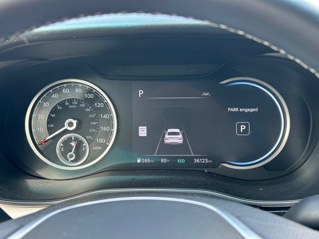 Used 2025 Genesis G70 2.5T RWD image 30