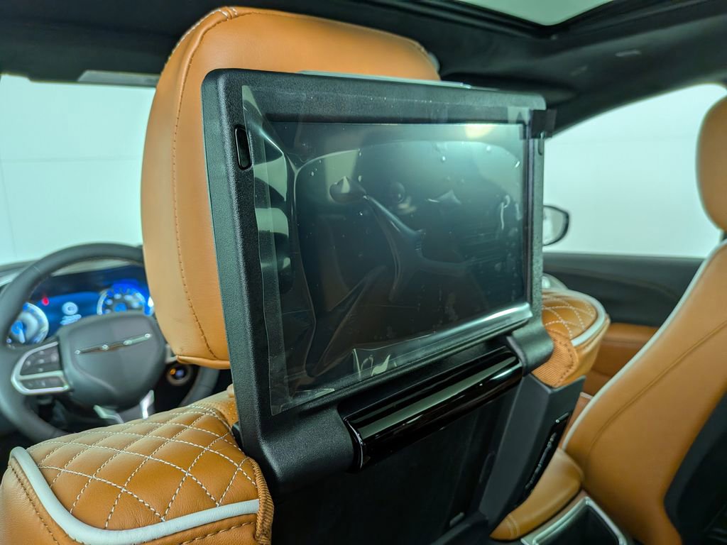 New 2026 Chrysler Pacifica Pinnacle w/ Trailer Tow Group image 34