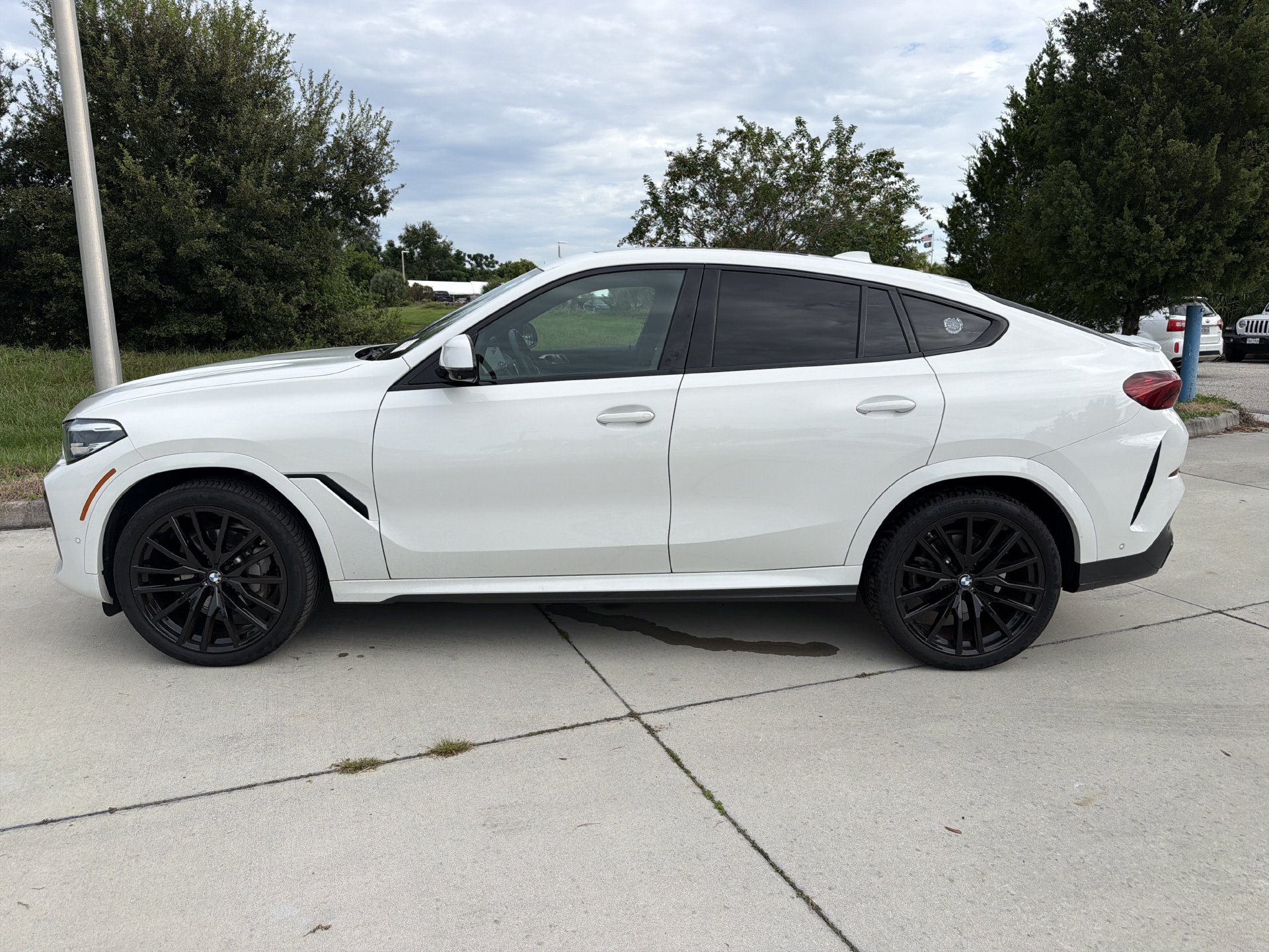 Certified 2023 BMW X6 xDrive40i w/ M Sport Package AWD/4WD image 7