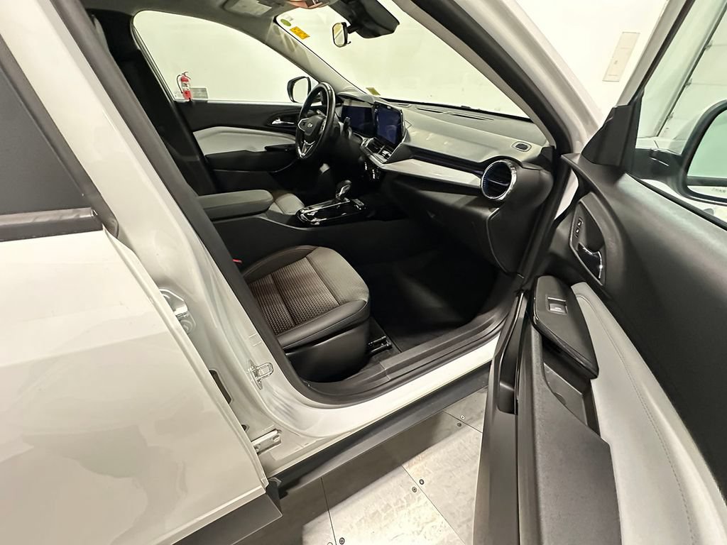 Used 2024 Chevrolet Trax LT w/ Driver Confidence Package FWD image 25