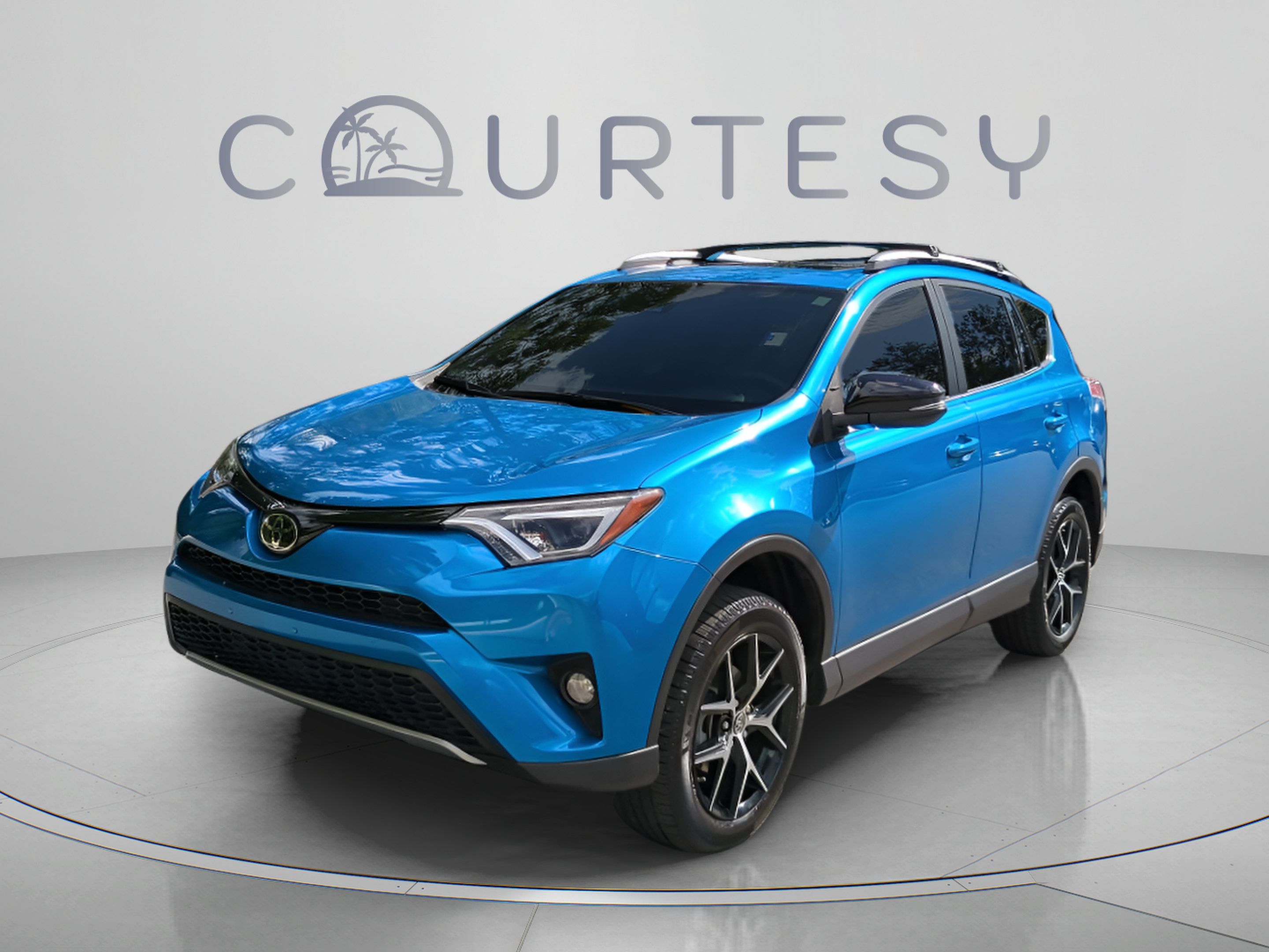 Used 2018 Toyota RAV4 SE w/ Cargo Management Package FWD image 2