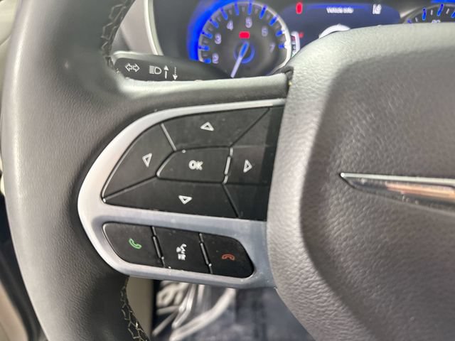 Used 2024 Chrysler Pacifica Touring-L FWD image 12