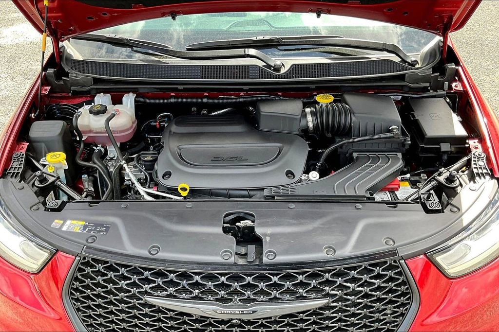 Used 2025 Chrysler Pacifica Limited image 33