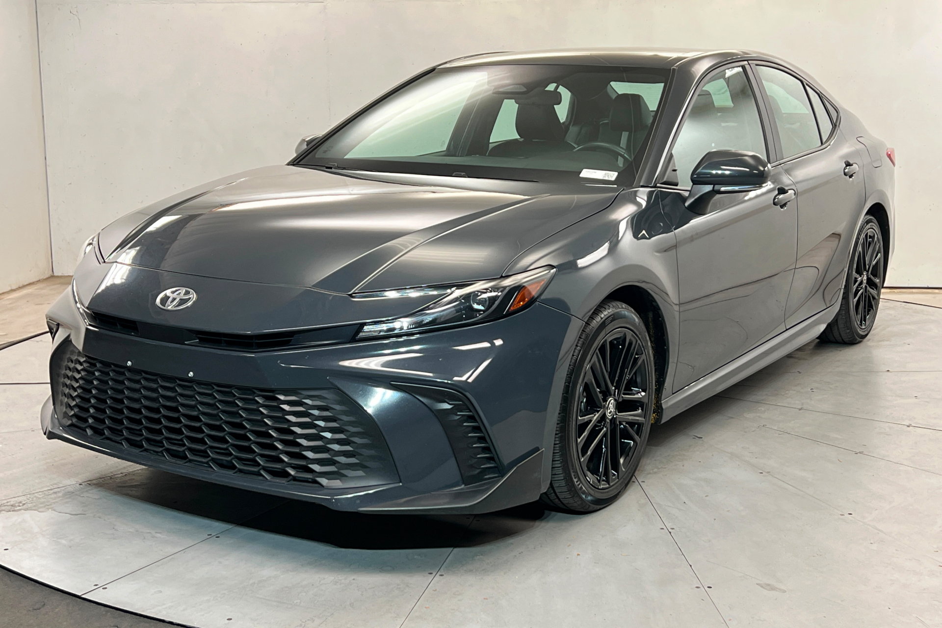 Used 2025 Toyota Camry SE FWD image 1