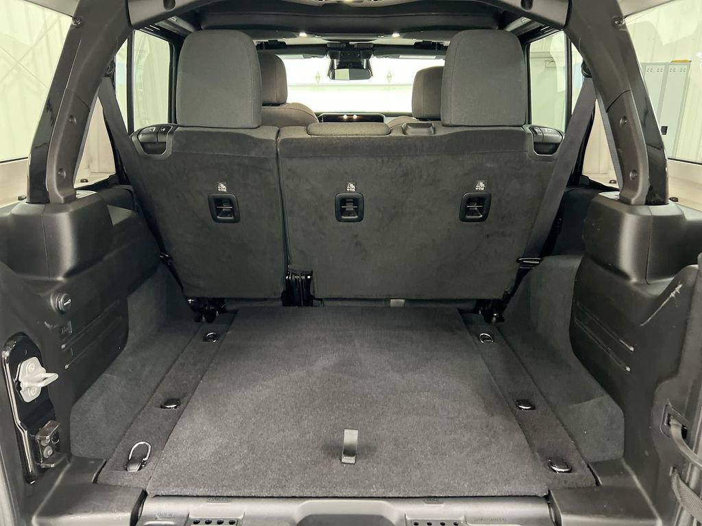 Used 2025 Jeep Wrangler Sahara image 23