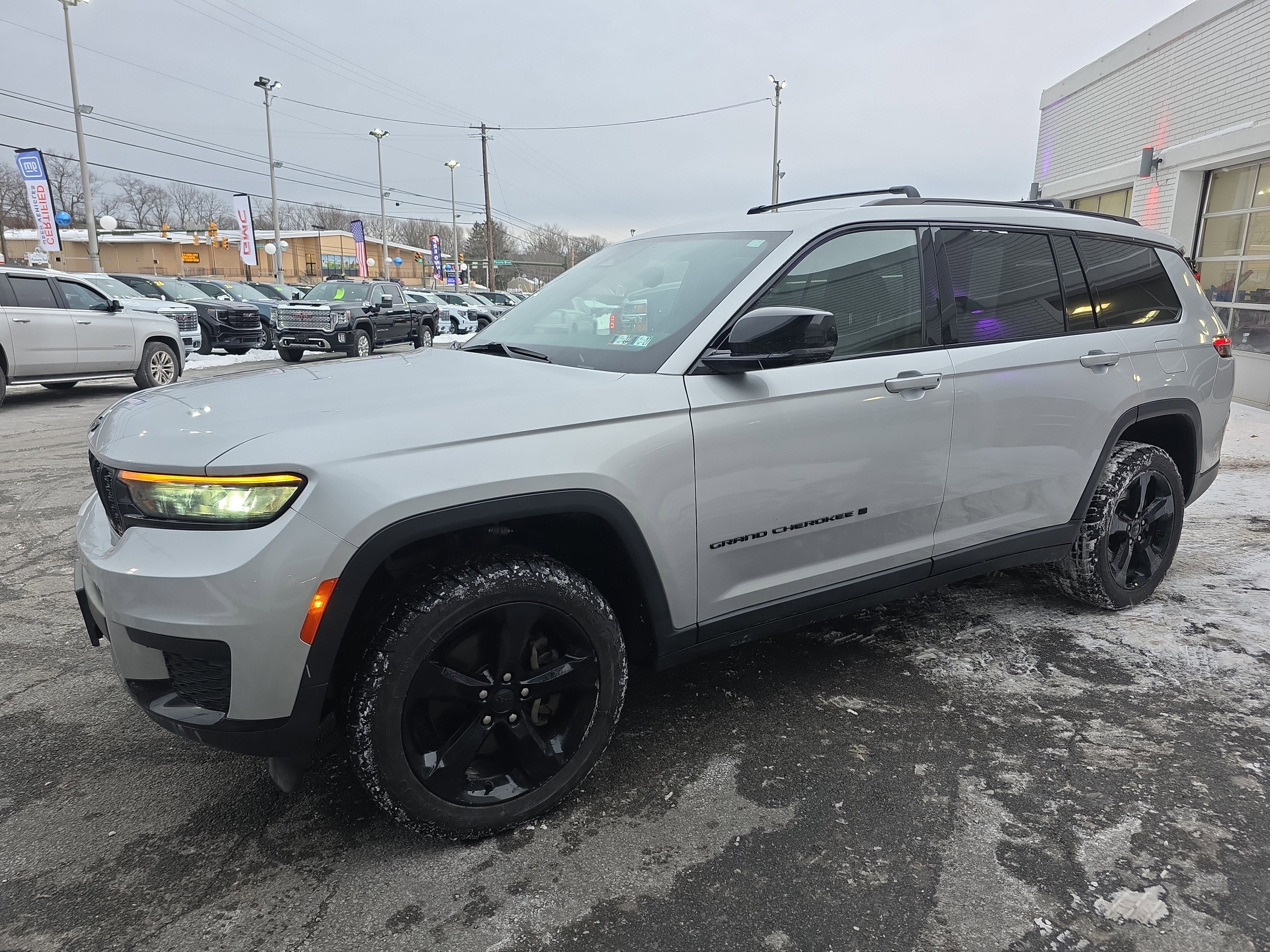 Used 2023 Jeep Grand Cherokee L Laredo image 34