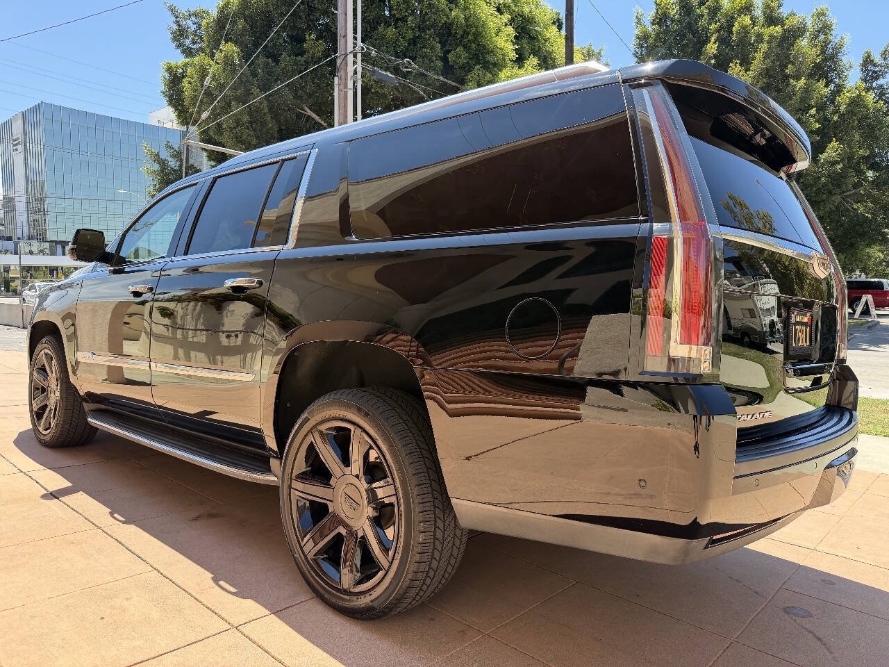 Used 2018 Cadillac Escalade ESV Luxury RWD image 3