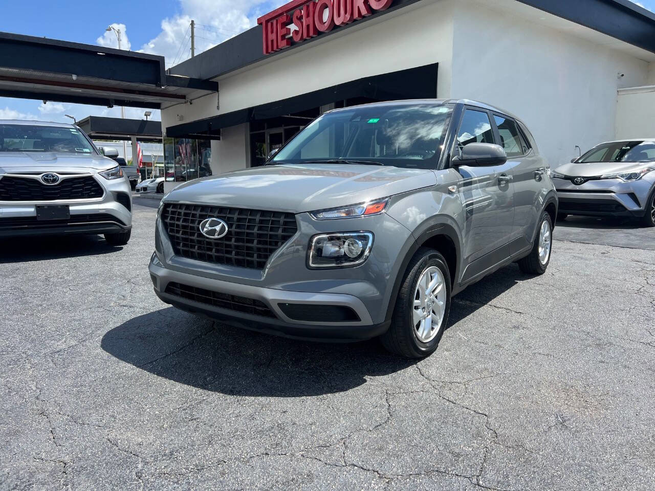 Used 2022 Hyundai Venue SE FWD image 2