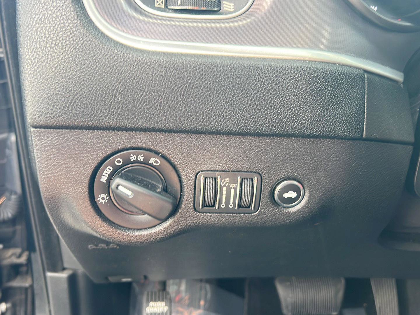 Used 2019 Dodge Charger SXT w/ Leather Interior Group image 20