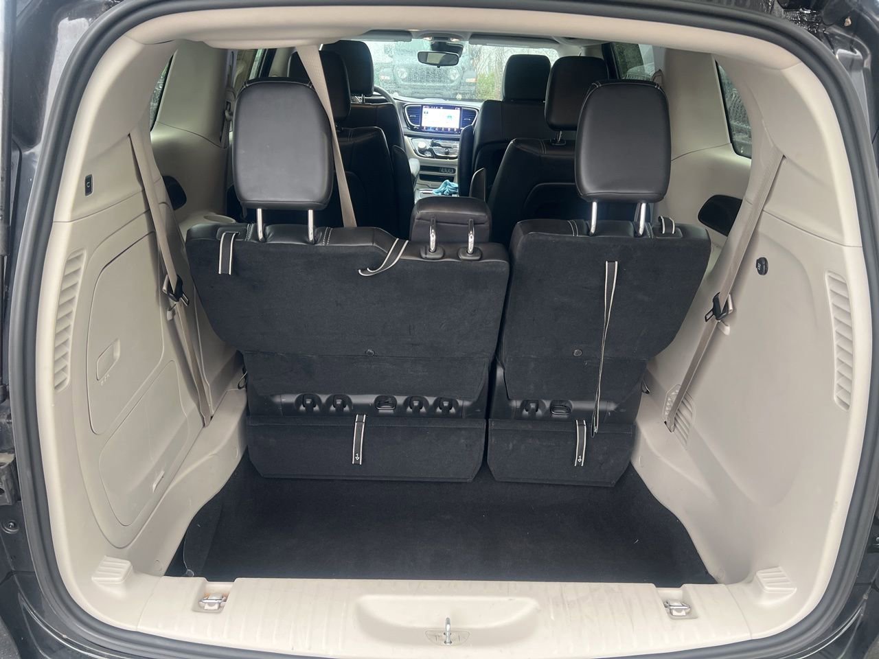 Used 2023 Chrysler Pacifica Touring-L image 15