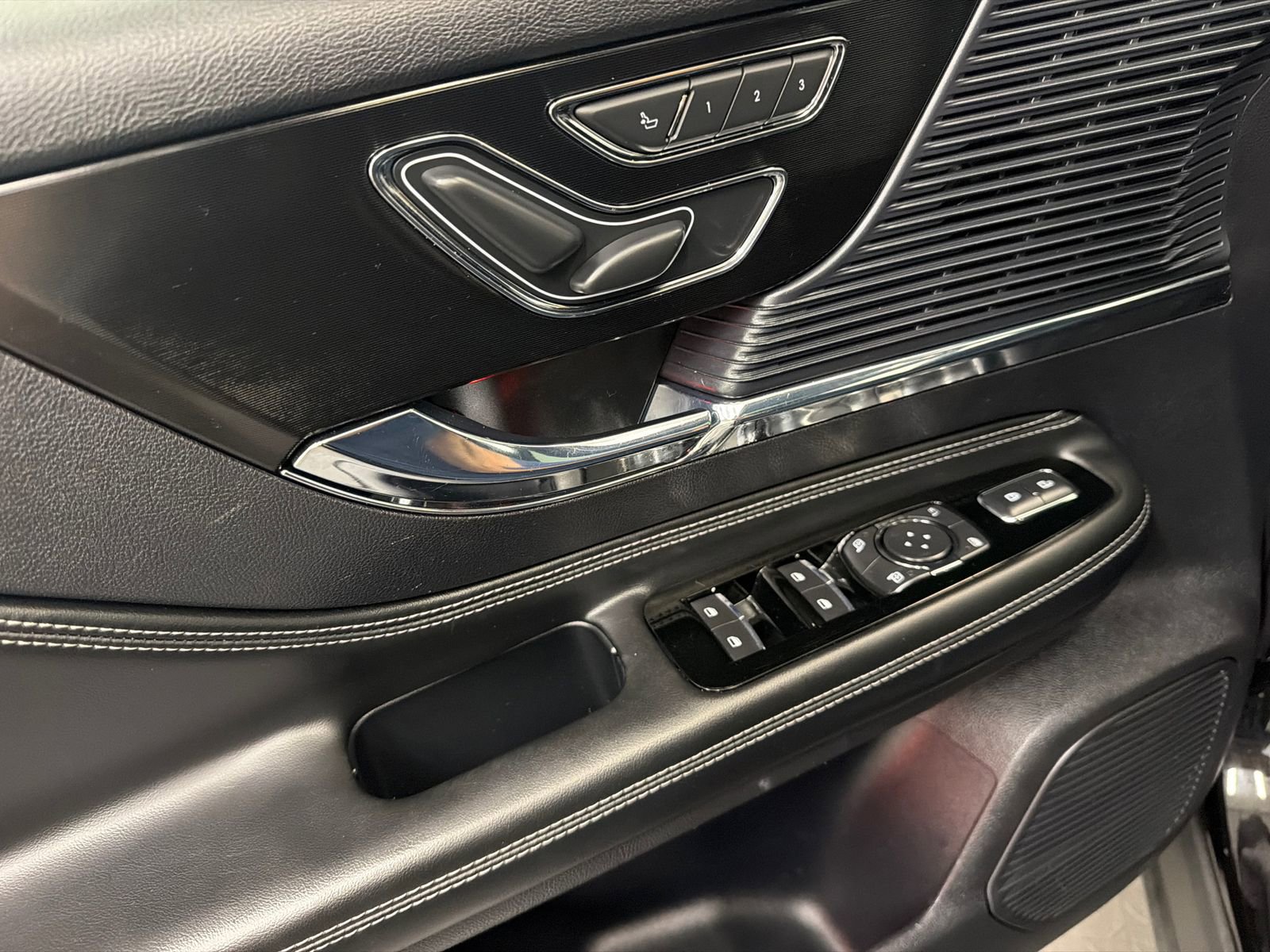 Used 2021 Lincoln Corsair AWD w/ Premium Package image 36