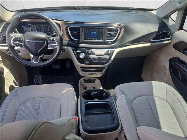 Used 2018 Chrysler Pacifica Touring-L FWD image 16