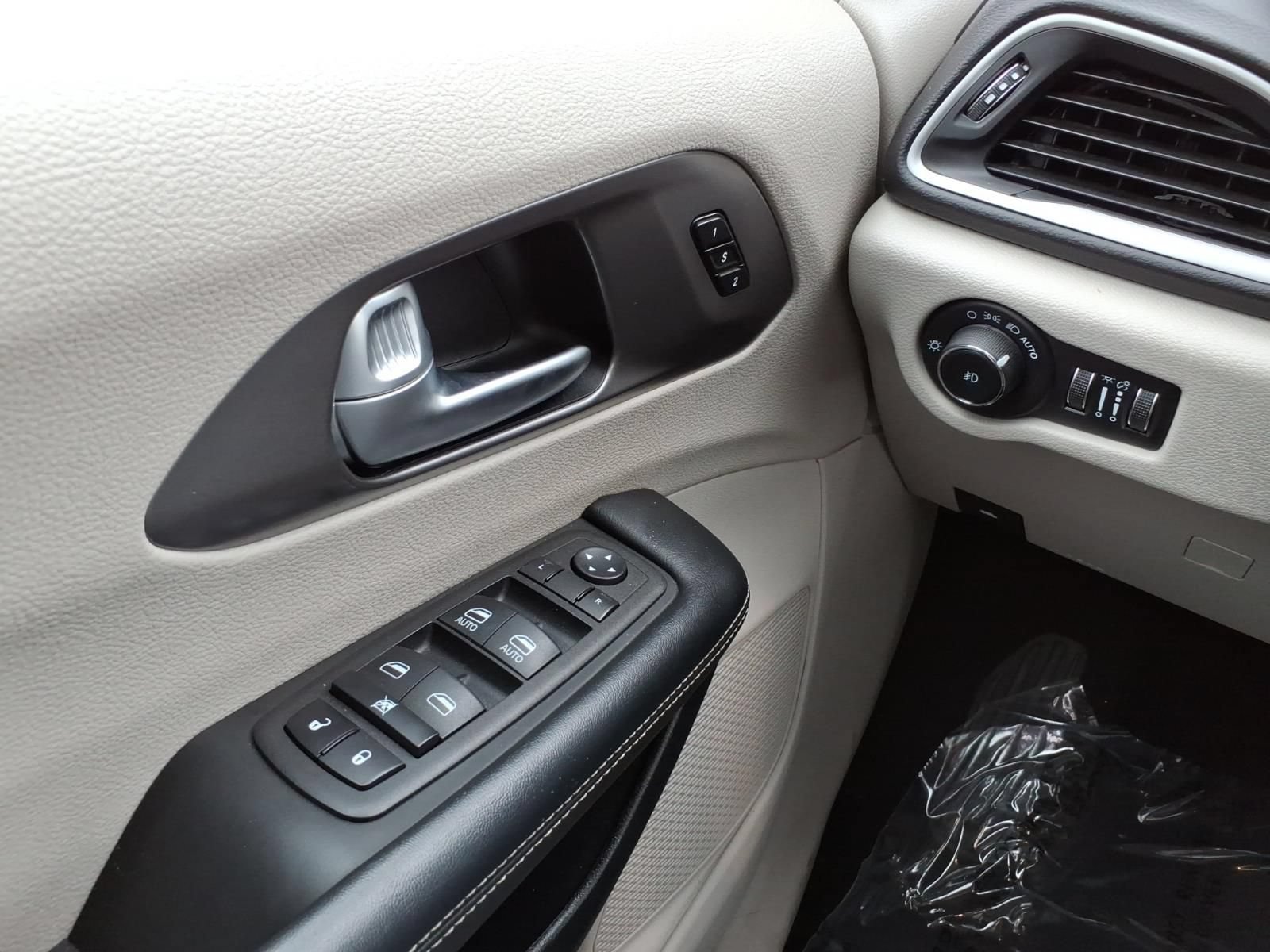 Used 2023 Chrysler Pacifica Touring-L FWD image 24