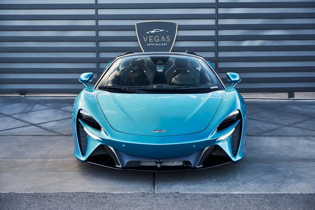 Used 2025 McLaren Artura Spider image 17