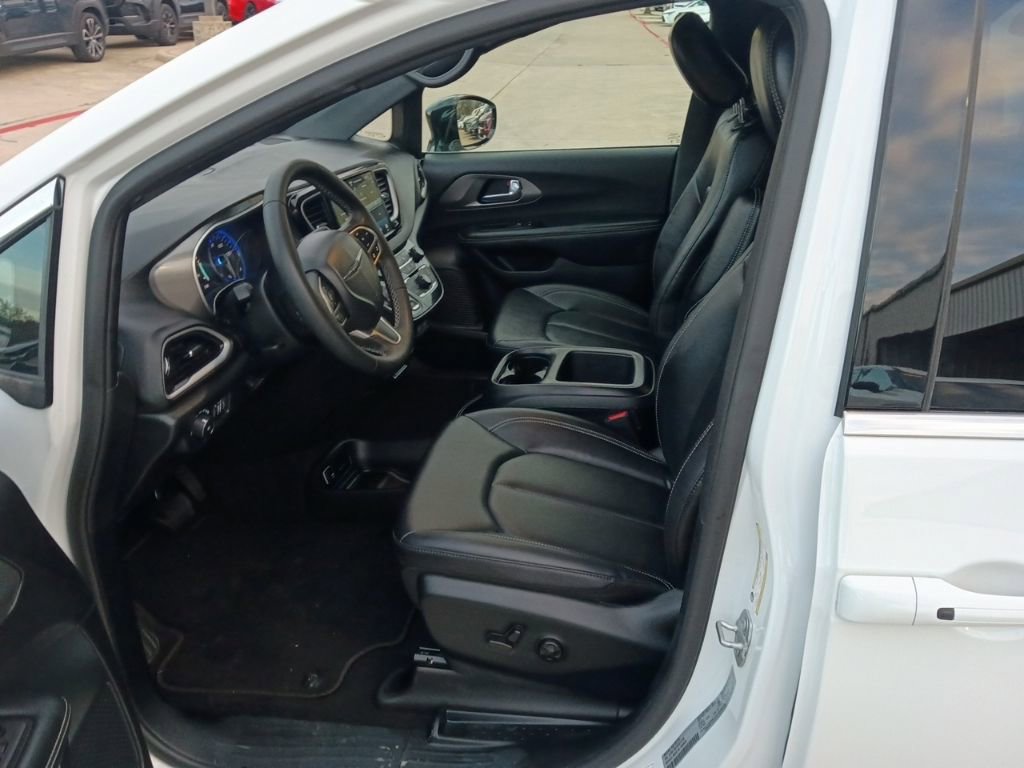 Used 2025 Chrysler Pacifica Select image 3