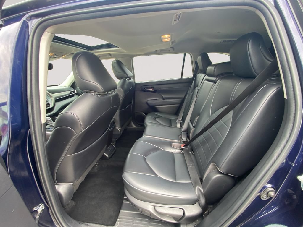 Used 2022 Toyota Highlander XLE AWD/4WD image 13