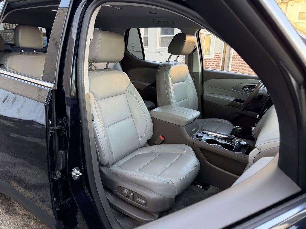 Used 2020 Chevrolet Traverse LT w/ Driver Confidence II Package image 11