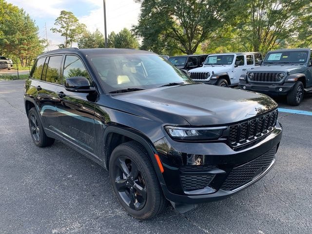 Used 2023 Jeep Grand Cherokee Altitude AWD/4WD image 7