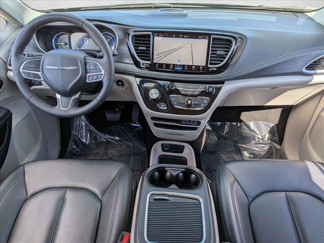 Used 2024 Chrysler Pacifica Select image 16