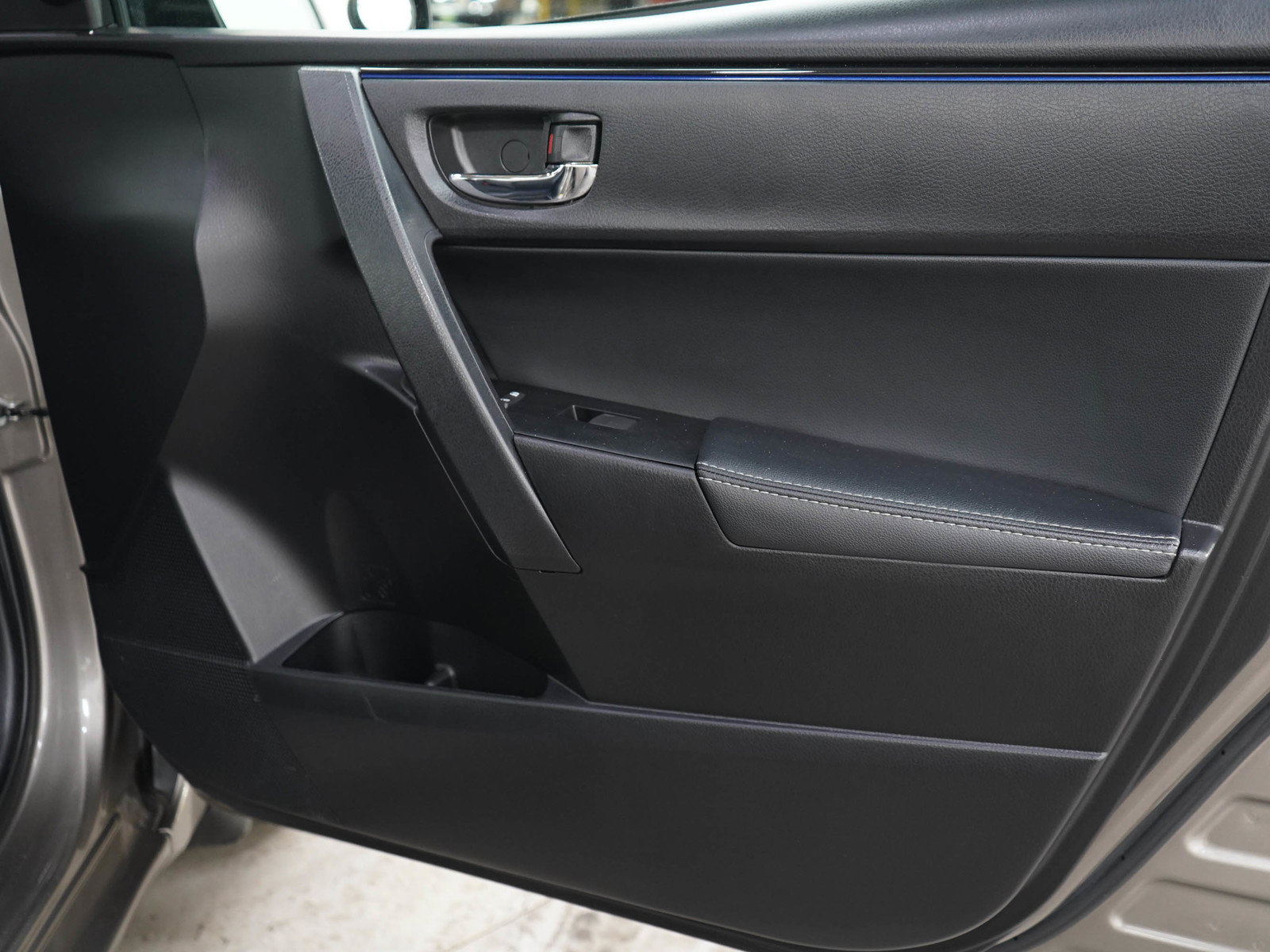 Used 2017 Toyota Corolla XSE FWD image 9