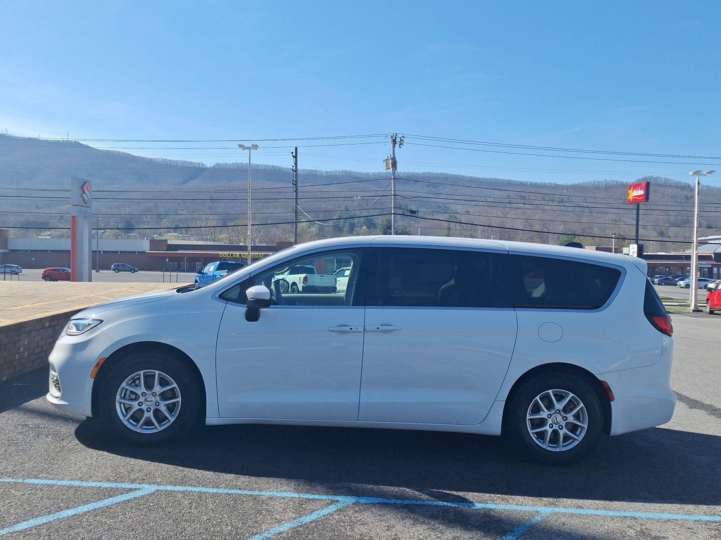 Used 2023 Chrysler Pacifica Touring-L FWD image 6