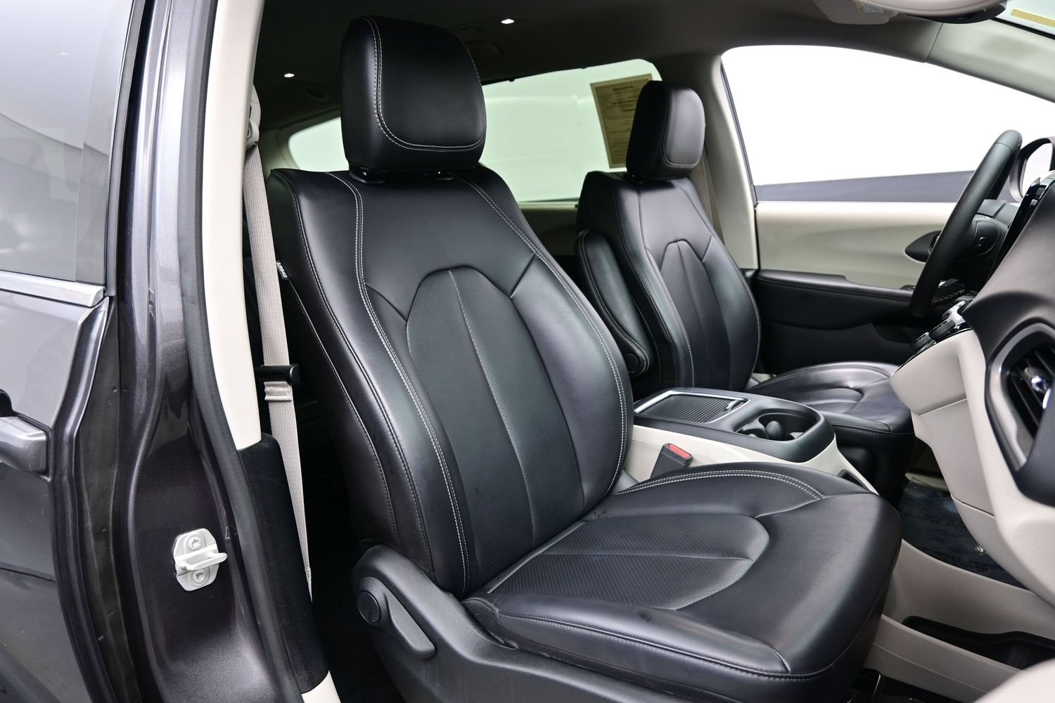 Used 2023 Chrysler Pacifica Touring-L FWD image 17